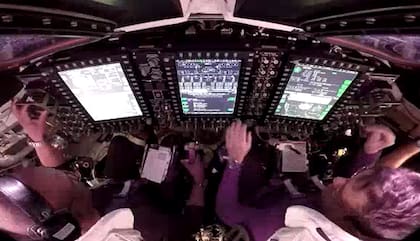 Los astronautas a bordo de la nave Orión en el momento en que desplegaron el microsatélite argentino Atenea