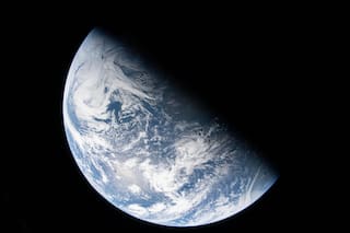 Los astronautas de Artemis II van a mitad de camino hacia la Luna y buscan superar al Apollo 13