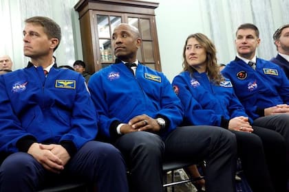 Los astronautas de la misión Artemis II de la NASA (de izquierda a derecha): el comandante Reid Wiseman, el piloto Victor Glover y los especialistas de misión Christina Koch y Jeremy Hansen