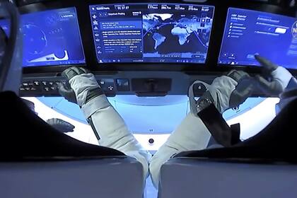 Los astronautas de la NASA Robert Behnken y Douglas Hurley se ven a bordo de la nave espacial Dragon Endeavour de SpaceX