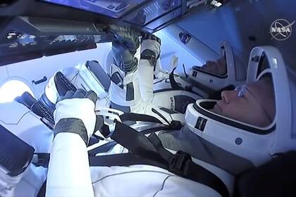 Los astronautas de la NASA Robert Behnken y Douglas Hurley se ven a bordo de la nave espacial Dragon Endeavour de SpaceX