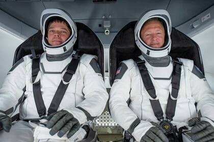 Los astronautas de la NASA y Space X se preparan para un día histórico a bordo de la nave Crew Dragon de la misión Demo-2