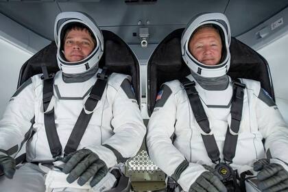 Los astronautas Bob Behnken y Doug Hurley emprenden su regreso a la Tierra. Su amerizaje se produjo hoy, cerca de Florida en el Océano Atlántico