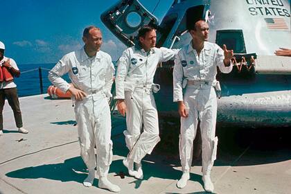 Los astronautas del Apolo 11 desde la izquierda: el coronel Edwin "Buzz" Aldrin, piloto del módulo lunar; Neil Armstrong, comandante de vuelo; y el teniente Michael Collins, piloto del módulo de comando, junto a su nave espacial