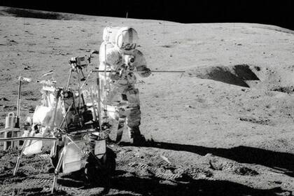 Los astronautas del programa Apolo dejaron en el satélite unidades retroreflectoras repletas de pequeños espejos que permiten medir la distancia entre la Luna y la Tierra