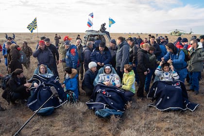 Los astronautas Kate Rubins, Anatoly Ivanishin y Takuya Onishi en su retorno a la tierra
