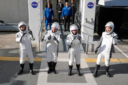 Los astronautas Oleg Platonov, Mike Fincke y Zena Cardman y Kimiya Yui posan para una foto en Cabo Cañaveral, Florida
