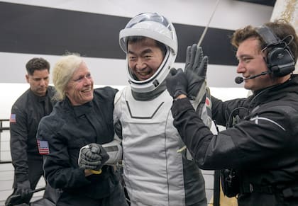 Los astronautas son recibidos por personal de Space X en uno de los buques de rescate