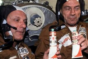 Los astronautas Thomas P. Stafford (izquierda) y Donald K. Slayton sostienen recipientes con comida espacial soviética durante la misión. Los recipientes contienen borsch (sopa de remolacha) sobre la que se pegaron etiquetas de vodka. Esta fue la forma en que las tripulaciones brindaron