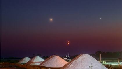 Los astrónomos señalan que que el proceso de acercamiento ya es visible en el firmamento, especialmente de noche.