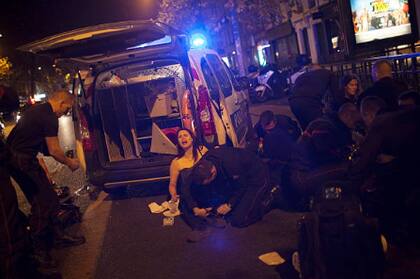 Los atacantes estuvieron más de dos horas dentro del Bataclan con rehenes; pasadas las 12 de la noche, pudieron ser liberados (Getty Images)