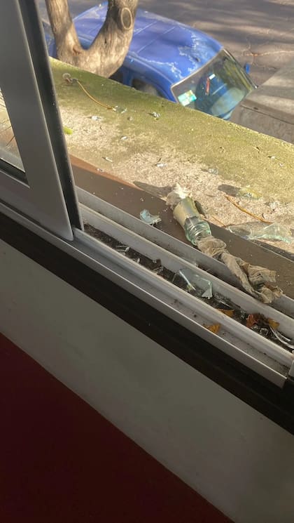 Los atacantes rompieron uno de los vidrios del edificio - 0221