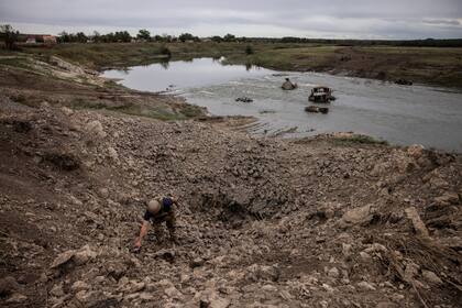 Los ataques de artillería rusa hicieron innumerables cráteres en el sur de Ucrania, destruyendo el paisaje de la zona