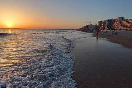 Los atardeceres en Cádiz trasladan a la familia Raimondi a Monte Hermoso.