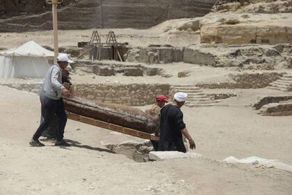 Los ataúdes serán trasladados para su exhibición en el Gran Museo Egipcio que se está construyendo cerca de las Grandes Pirámides de Guiza y que se inaugurará a finales de este año.