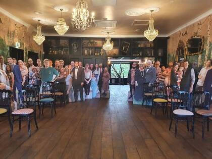 Los atípicos invitados en el salón de eventos, esperando a la novia (Hawaiin shirt photography)