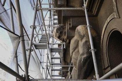 Los atlantes representan a los trabajadores que construyeron el edificio