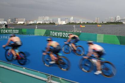 Los atletas compiten durante el triatlón individual femenino en el cuarto día de los Juegos Olímpicos de Tokio 2020 en el Parque Marino de Odaiba el 27 de julio de 2021 en Tokio, Japón.