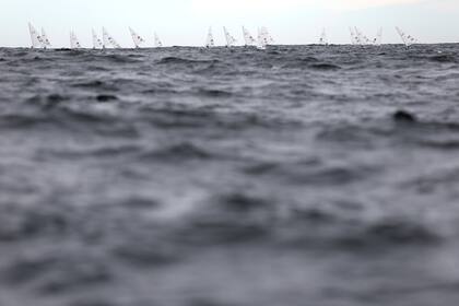 Los atletas compiten en la regata de vela ligera masculina - ILCA 7 en Confradía Naútica del Pacífico, el 28 de octubre de 2023.