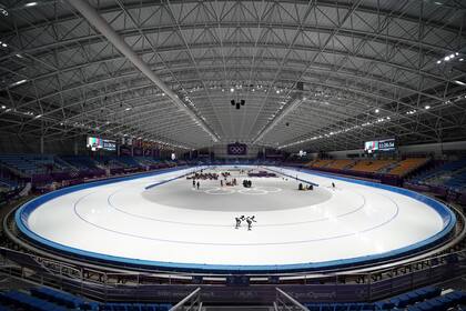 Los atletas de Japón practican en el Gangneung Oval entrenamiento de patinaje de velocidad