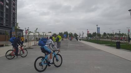 Los atletas de los 41 países se van acomodando en los departamentos de la Villa Panamericana