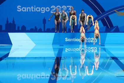 Los atletas del equipo de Canadá saltan al agua para competir en Natación Artística - Rutina Acrobática por Equipos en el Centro Acuático del Estadio Nacional el 3 de noviembre de 2023.