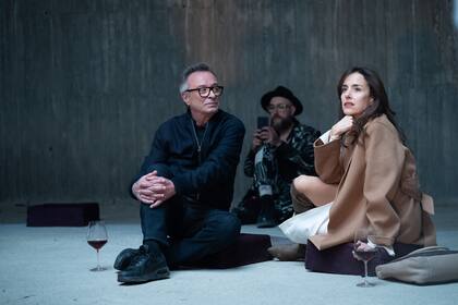 "Los atuendos de Manuel Tamayo Prats, el riguroso crítico gastronómico y dandy porteño por antonomasia que Luis Brandoni interpreta en Nada, lo mismo la calculada austeridad que hace todavía más elegante al director de museo Antonio Dumas (Oscar Martínez) en Bellas Artes"