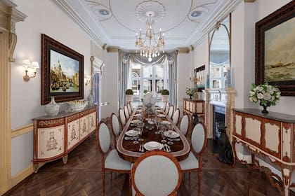 Los Auchincloss-Coats, dueños de la mansión, son una familia influyente vinculada a los bancos, la política y la industria textil