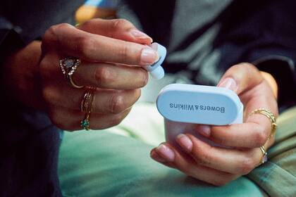 Los auriculares Bowers & Wilkins PI7 son inalámbricos y la caja puede funcionar de antena Bluetooth para enchufarlo a un equipo de audio convencional