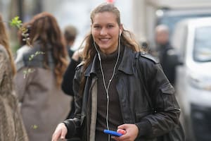 Los auriculares con cable para algunos es garantía de mejor calidad de sonido, para otros una moda.