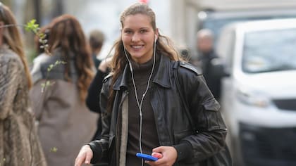 Los auriculares con cable para algunos es garantía de mejor calidad de sonido, para otros una moda.