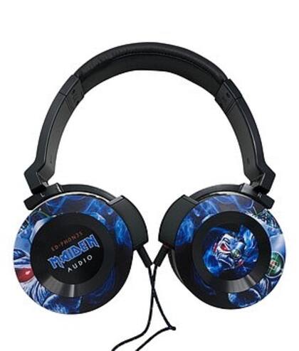 Los auriculares de Jürgen Klopp con la marca de Iron Maiden. Crédito: Twitter