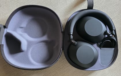 Los auriculares Sony WH-1000XM6 con su estuche