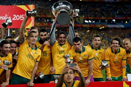 Los australianos con el título de campeones asiáticos