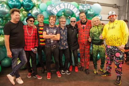 Los Auténticos Decadentes invitaron a Bebe Contepomi a cantar La Guitarra.