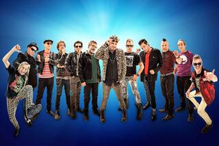 Los Auténticos Decadentes cantan "Juntos para siempre" acompañados de famosos