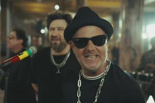 Los Auténticos Decadentes y Calamaro adelantaron una nueva versión de “Costumbres argentinas”