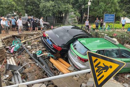Los automóviles dañados se amontonan sobre los escombros después de que las fuertes lluvias azotaron la ciudad de Zhengzhou
