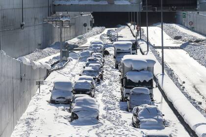 Los automóviles son abandonados después de ser inmovilizados en Attiki Odos, la carretera de circunvalación principal de Atenas, luego de la fuerte nevada