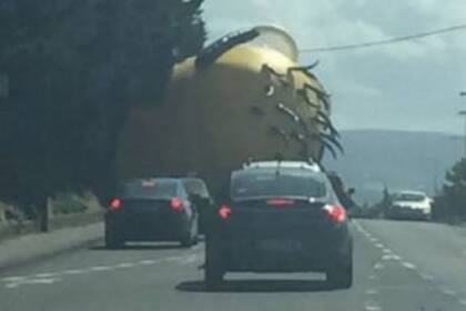 Los automovilistas de una región de Irlanda se vieron sorprendidos cuando un Minion gigante se les abalanzó a sus vehículos en plena avenida