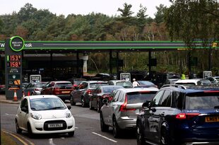 Los automovilistas hacen cola para obtener gasolina y combustible diésel en una estación de servicio junto a la autopista M3 en Londres