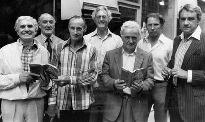 Los autores del Gran Robo del Tren con copias del libro que escribieron en 1979. De izquierda a derecha: Buster Edwards, Tom Wisbey, Jim White, Bruce Reynolds, Roger Cordrey, Charlie Wilson y Jim Hussey