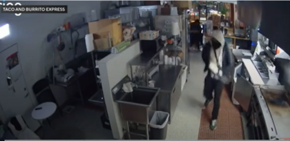 Los autores del robo entraron encapuchados al restaurante mexicano
