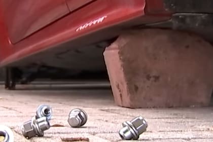 Los autores del robo utilizan bloques para colocar en el lugar de las llantas