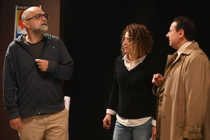 Los autores Mariano Mucci y Ana Da Costa junto al actor Daniel Casablanca en un alto de la grabación de Mordisquito