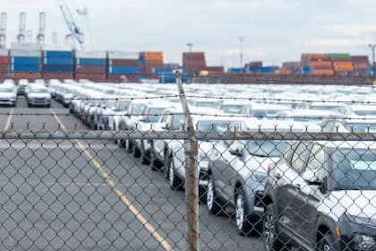 Los autos chinos se están acumulando en los puertos europeos