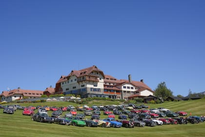 Los autos competidores en el Hotel Llao LLao al final de la carrera