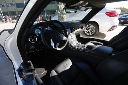 El interior de uno de los autos de lujo que secuestraron la fuerzas federales