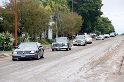 Los autos de Dotto, en la aldea Spatzenkutter. Lidera la caravana un Mercedes 300 cupé de 24 válvulas de 1992. Detrás, uno de 1963 y otro de 1966. Luego, uno de 1967 de cuatro puertas, una cupé pagoda de 1969, uno de 1976 y una cupé CE 230. Más atrás, un vehículo de 1993. "En las carreras, los autos se ubican por la edad del auto: el más antiguo va a delante y el más nuevo, atrás. Como este fue un paseo, no fuimos tan estrictos: el vehículo que va adelante es una cupé y es de 1992", explica.