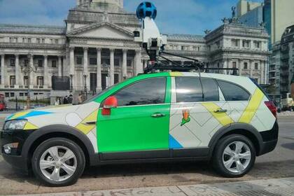 Los autos de Google sacan fotos de las calles y crean panorámicas que se ven en la Web